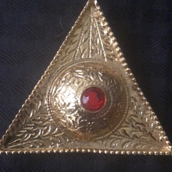 🎁Textured triangular Gold brooch with Faux Ruby stone center. Great gift. 🎁 - Picture 4 of 4
